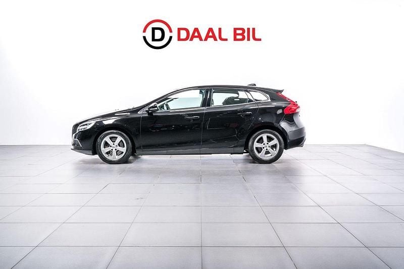 Svart Begagnad 2016 Volvo V40 Momentum Halvkombi | 189 700 kr (Marknadspris) - Bild 1/4