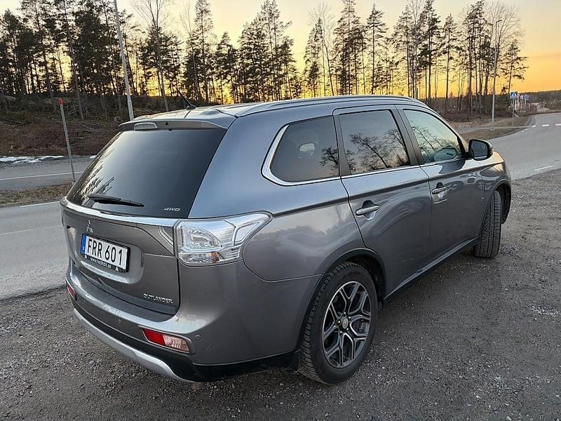 Begagnad Mitsubishi Outlander 150 HK (110 kW) 2015 Grå SUV