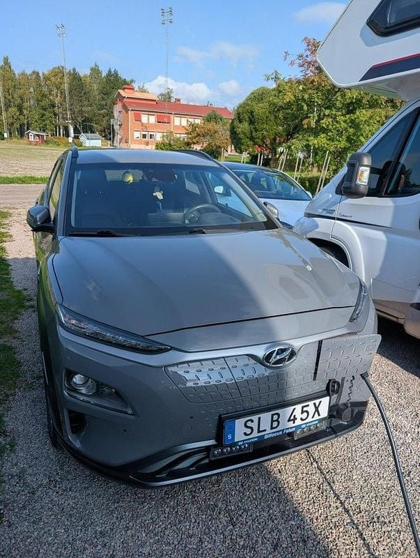 Grå Begagnad 2020 Hyundai Kona Premium SUV | 249 500 kr (Lite dyr) - Bild 1/4