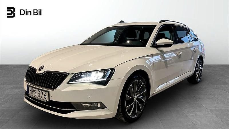 Vit Begagnad 2018 Skoda Superb Business Line Kombi | 229 900 kr (Marknadspris) - Bild 1/4