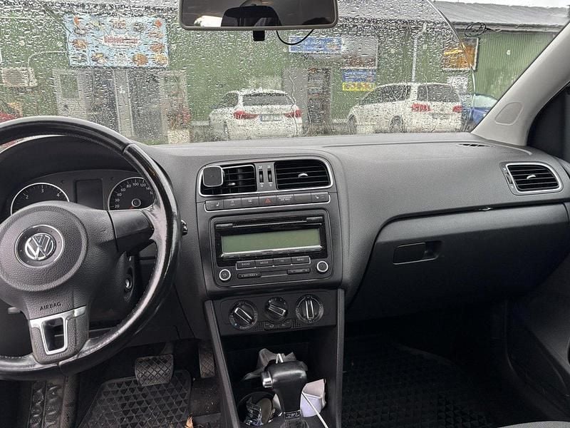 Vit Begagnad 2010 VW Polo Halvkombi | 71 900 kr (Marknadspris) - Bild 1/4