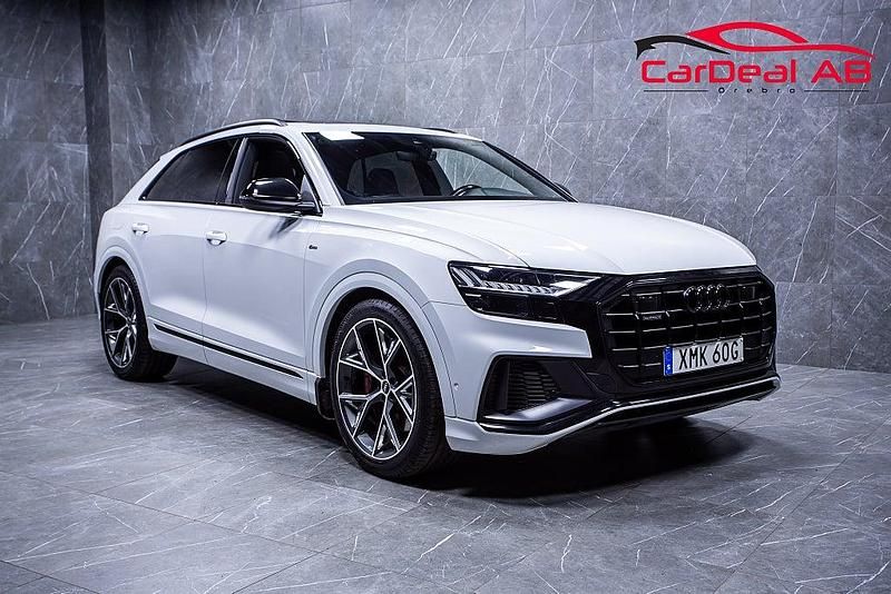 Vit Begagnad 2021 Audi Q8 S-Line SUV | 658 800 kr (Marknadspris) - Bild 1/4
