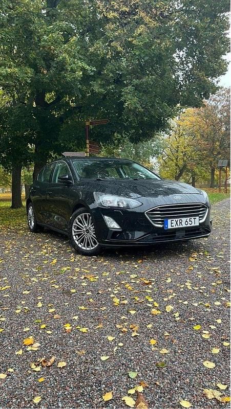 Svart Begagnad 2019 Ford Focus Titanium Halvkombi | 159 990 kr (Marknadspris) - Bild 1/4