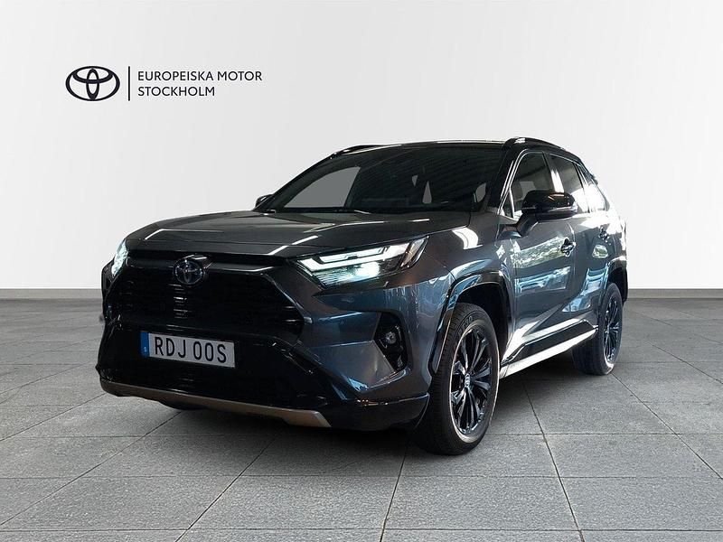 Grå Begagnad 2022 Toyota RAV4 Hybrid Style SUV | 399 900 kr (Marknadspris) - Bild 1/3