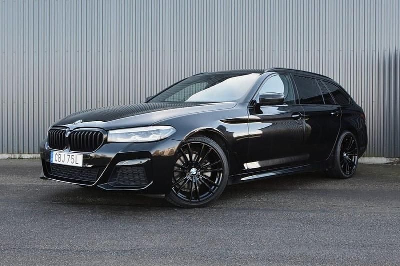 Svart Begagnad 2021 BMW 520 M Sport Kombi | 309 900 kr (Marknadspris) - Bild 1/4
