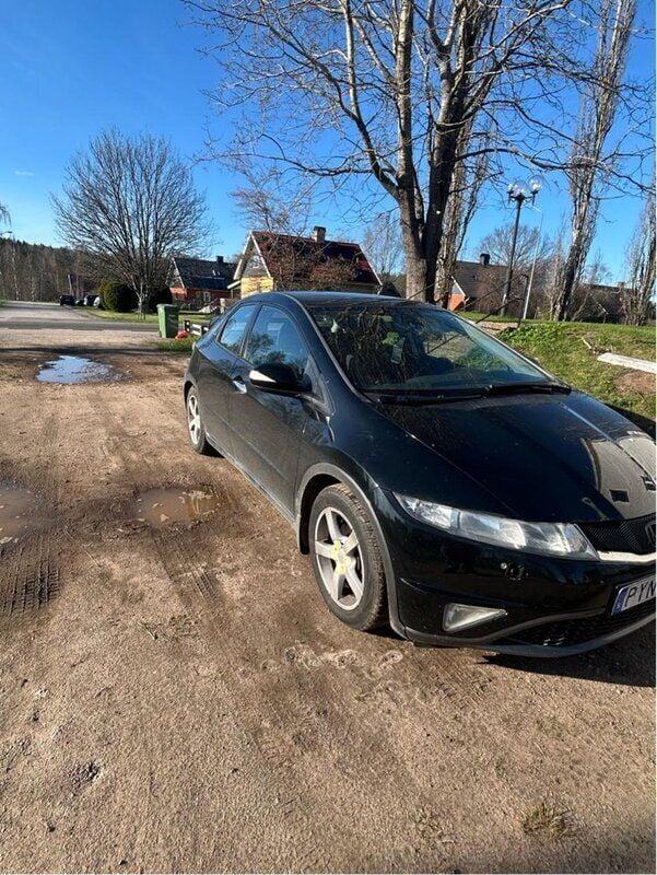 Svart Begagnad 2010 Honda Civic Halvkombi | 36 000 kr (Marknadspris) - Bild 1/4