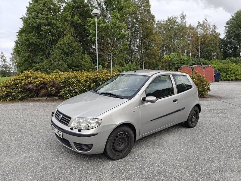 Silver Begagnad 2004 Fiat Punto Halvkombi | 19 500 kr - Bild 1/4