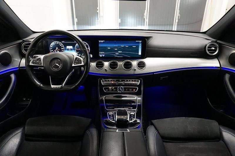 Begagnad Mercedes E220 AMG line 194 HK (142 kW) 2017 Blå (cavansite blue metallic)
