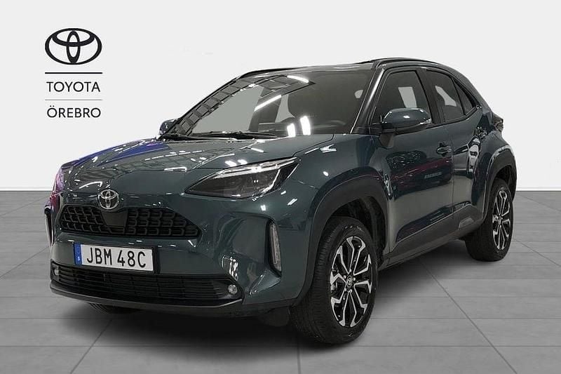 Grön Ny 2025 Toyota Yaris Hybrid Active | 309 900 kr (Marknadspris) - Bild 1/4