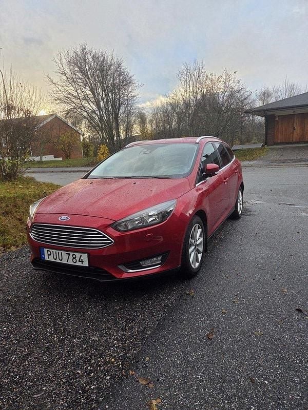 Röd Begagnad 2015 Ford Focus Titanium Kombi | 82 000 kr (Superpris) - Bild 1/4