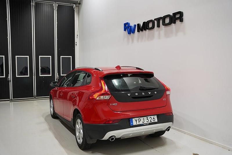 Begagnad Volvo V40 152 HK (111 kW) 2018 Röd Halvkombi