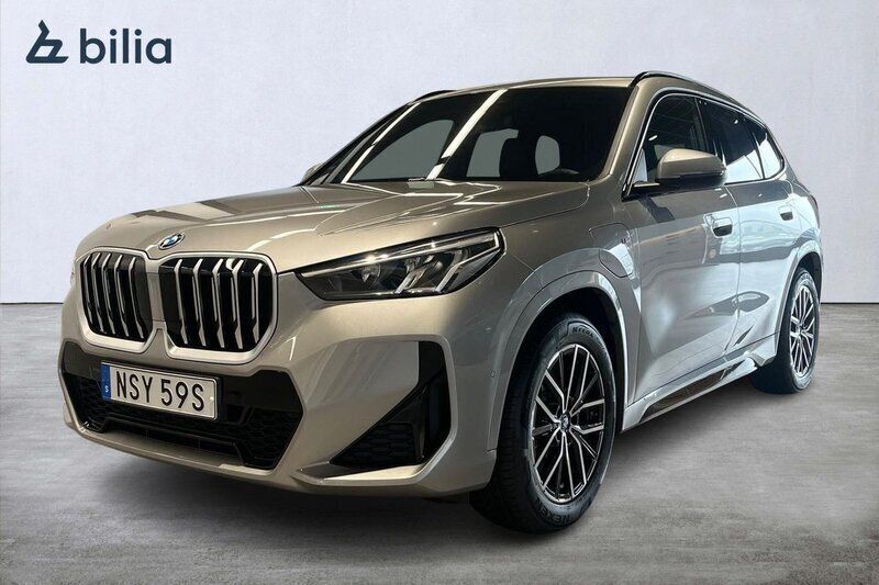 Grå Ny 2025 BMW X1 M Sport SUV | 630 200 kr (Dyr) - Bild 1/4