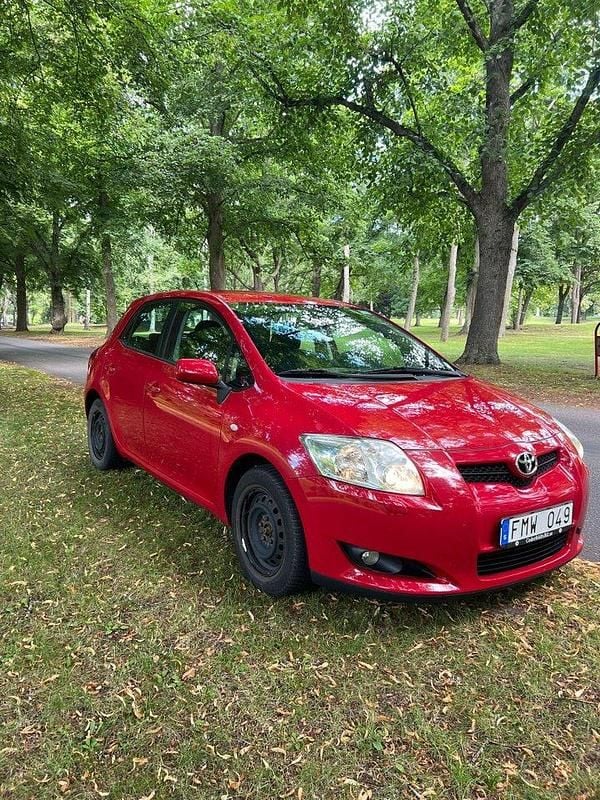 Röd Begagnad 2009 Toyota Auris Halvkombi | 64 000 kr (Bra pris) - Bild 1/4