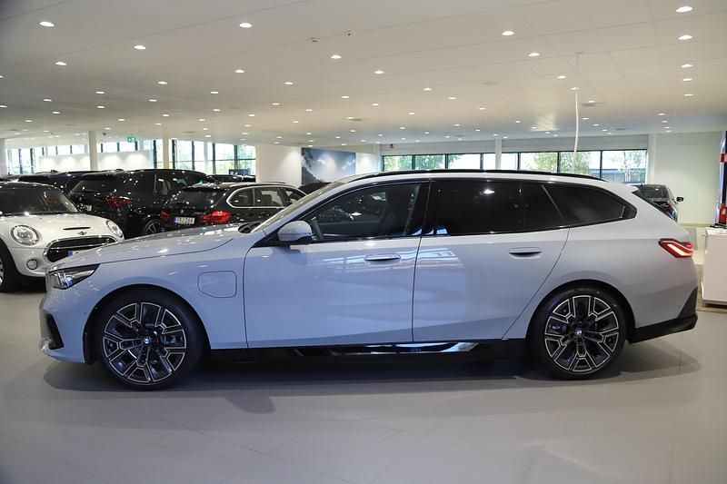 Ny BMW 530e Shadowline 2026 Grå Kombi