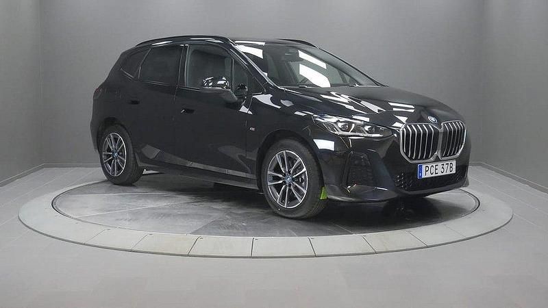 Svart Begagnad 2024 BMW 225 Active Tourer Comfort Edition Minibuss | 449 000 kr (Dyr) - Bild 1/4