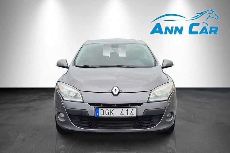Grå Begagnad 2010 Renault Mégane III Halvkombi | 39 900 kr (Marknadspris) - Bild 1/4