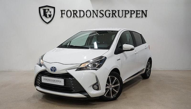 Vit Begagnad 2020 Toyota Yaris Hybrid Halvkombi | 139 800 kr (Bra pris) - Bild 1/4