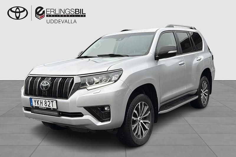 Silver Begagnad 2022 Toyota Land Cruiser Premium SUV | 774 900 kr (Superpris) - Bild 1/4