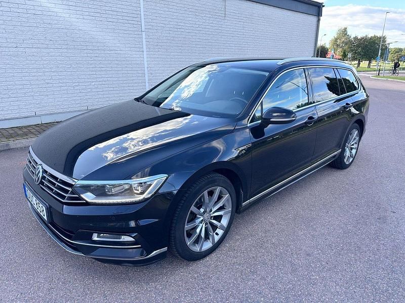 Svart (svartmetallic) Begagnad 2017 VW Passat GT Kombi | 144 900 kr (Marknadspris) - Bild 1/4