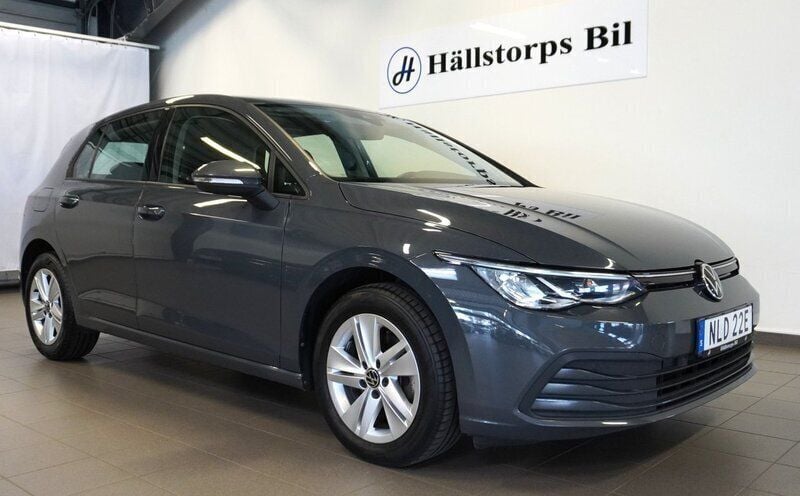 Grå Begagnad 2022 VW Golf VIII Halvkombi | 277 500 kr (Marknadspris) - Bild 1/4