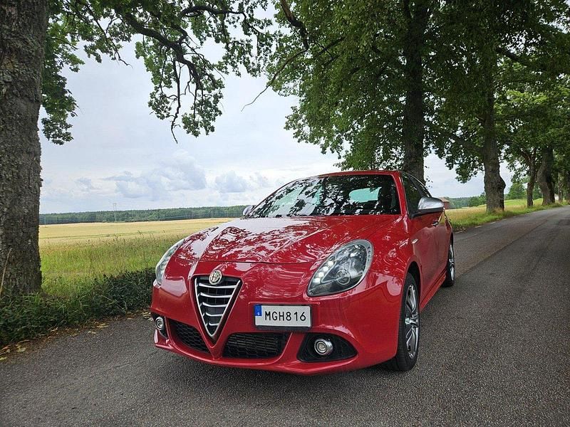 Röd Begagnad 2016 Alfa Romeo Giulietta Halvkombi | 96 900 kr - Bild 1/4