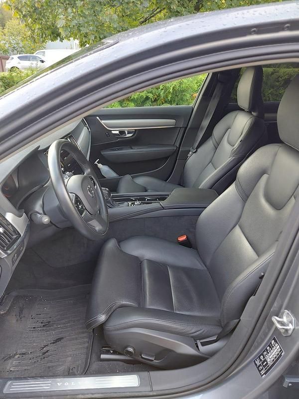 Begagnad Volvo S90 Momentum 190 HK (139 kW) 2020 Grå Sedan