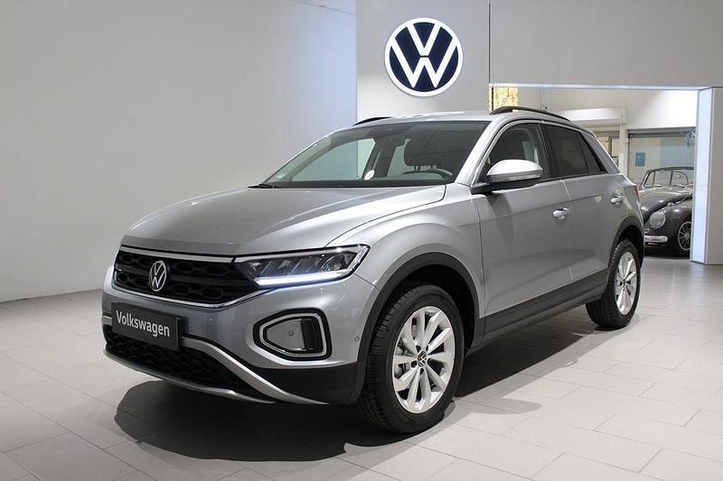 Silver (pyrit silver metallic) Ny 2025 VW T-Roc Life SUV | 367 700 kr (Marknadspris) - Bild 1/4