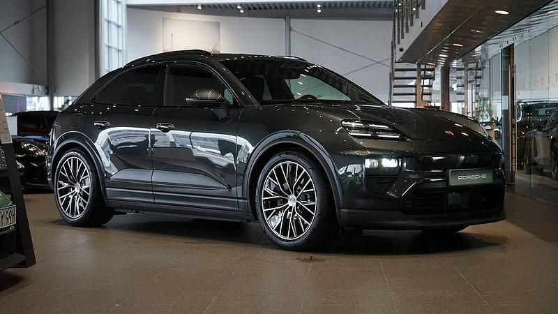 Grå Begagnad 2024 Porsche Macan SUV | 1 095 000 kr - Bild 1/4