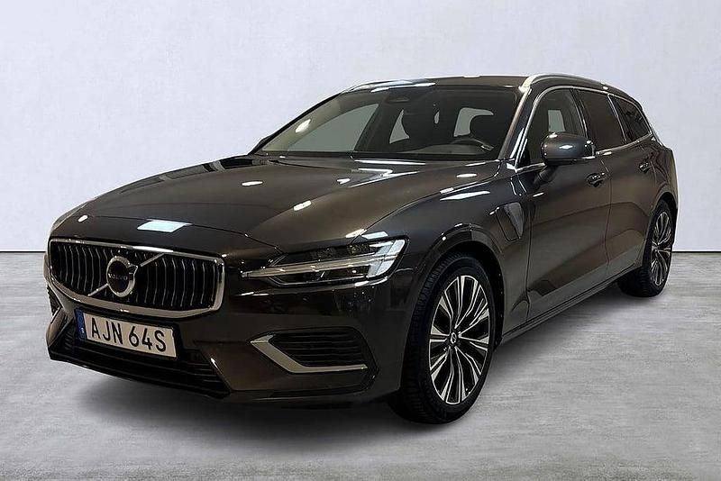 Grå Begagnad 2022 Volvo V60 Core Kombi | 404 900 kr (Bra pris) - Bild 1/4