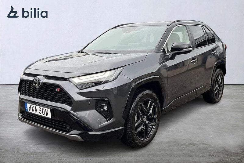Grå Begagnad 2024 Toyota RAV4 Hybrid Sport SUV | 489 900 kr (Marknadspris) - Bild 1/3