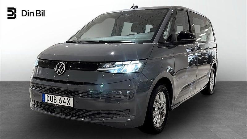 Grå Begagnad 2022 VW Multivan Van | 464 900 kr (Marknadspris) - Bild 1/4