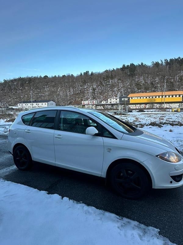 Begagnad Seat Altea XL 140 HK (102 kW) 2009 Vit Minibuss
