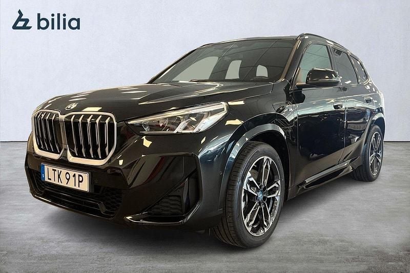 Svart Begagnad 2025 BMW X1 M Sport SUV | 549 000 kr (Marknadspris) - Bild 1/4