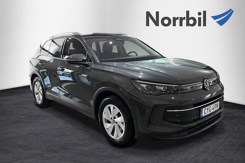 Grå Begagnad 2024 VW Tiguan SUV | 358 900 kr (Marknadspris) - Bild 1/4