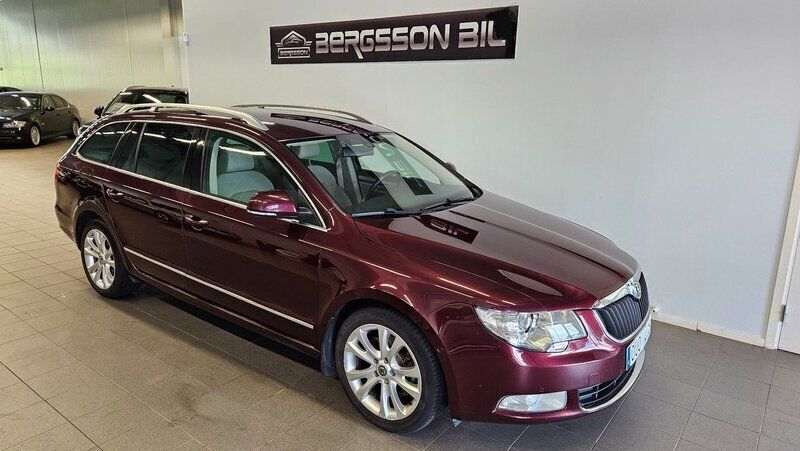 Mörkröd Begagnad 2010 Skoda Superb Kombi | 74 900 kr (Lite dyr) - Bild 1/4