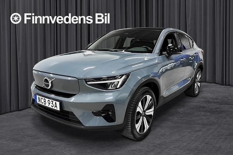 Grå Begagnad 2022 Volvo C40 Plus SUV | 294 800 kr (Marknadspris) - Bild 1/4