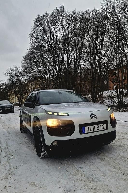 Begagnad Citroën C4 Cactus PureTech 82 HK (60 kW) 2014 Merallic vit med bruna detaljer Halvkombi