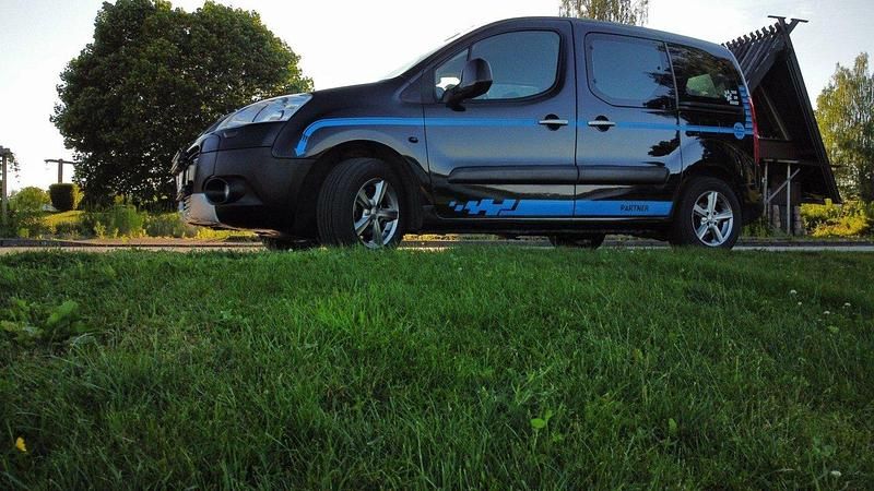 Svart Begagnad 2010 Peugeot Partner Tepee Minibuss | 39 990 kr - Bild 1/4