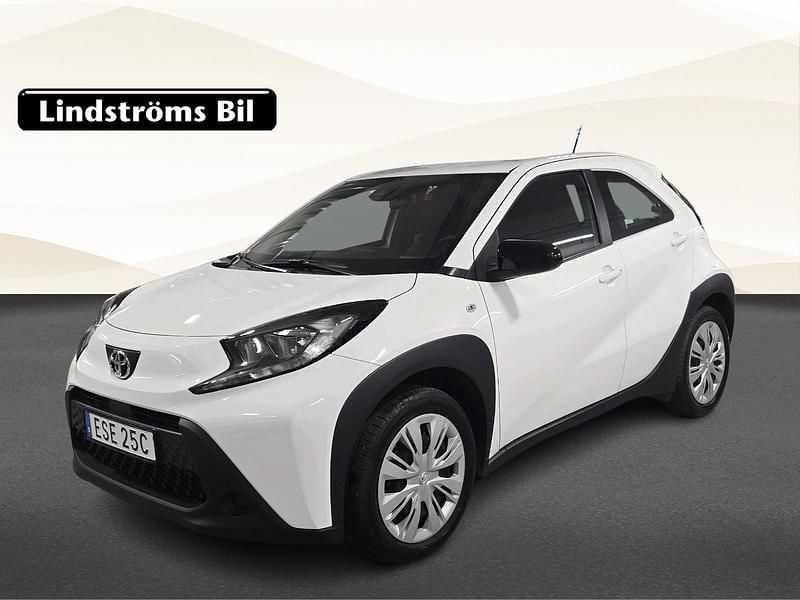 Vit Begagnad 2024 Toyota Aygo X Play SUV | 189 900 kr (Marknadspris) - Bild 1/4