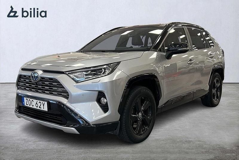 Grå Begagnad 2019 Toyota RAV4 Hybrid Style SUV | 329 900 kr (Marknadspris) - Bild 1/3