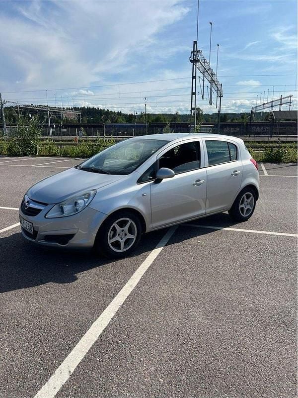 Grå Begagnad 2008 Opel Corsa Halvkombi | 25 000 kr (Bra pris) - Bild 1/4