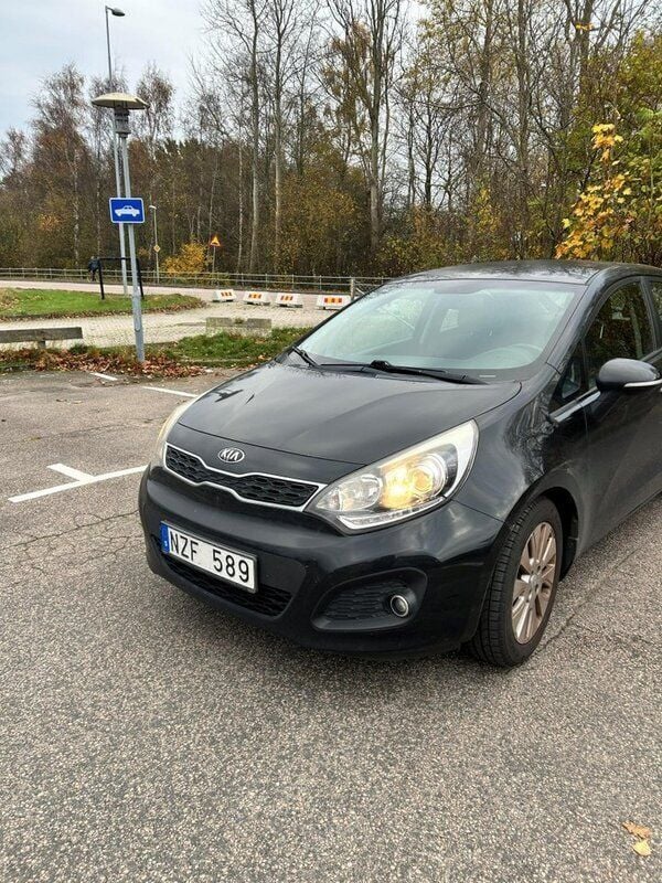 Svart Begagnad 2014 Kia Rio Halvkombi | 63 000 kr (Marknadspris) - Bild 1/4