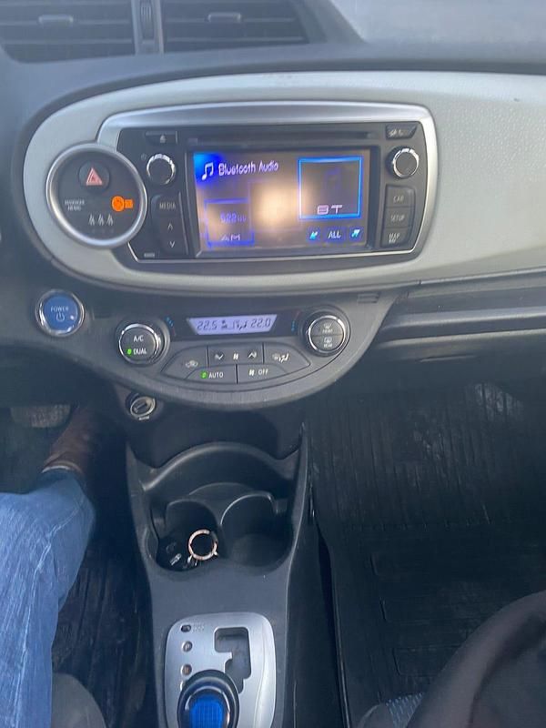 Begagnad Toyota Yaris Hybrid 101 HK (74 kW) 2012