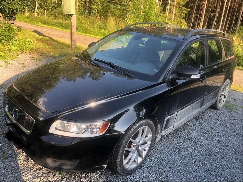 Svart Begagnad 2011 Volvo V50 Drive Kinetic Kombi | 12 000 kr (Superpris) - Bild 1/4