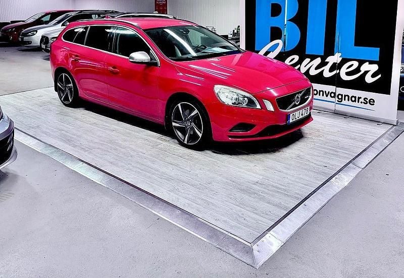 Röd Begagnad 2011 Volvo V60 R-Design Kombi | 99 000 kr (Marknadspris) - Bild 1/3