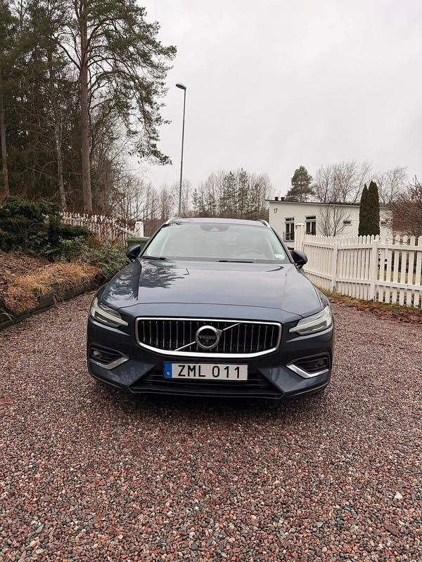 Mörkblå Begagnad 2019 Volvo V60 Inscription Kombi | 319 000 kr (Marknadspris) - Bild 1/4