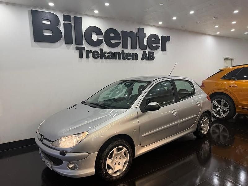 Grå Begagnad 2008 Peugeot 206 Halvkombi | 29 900 kr (Marknadspris) - Bild 1/4