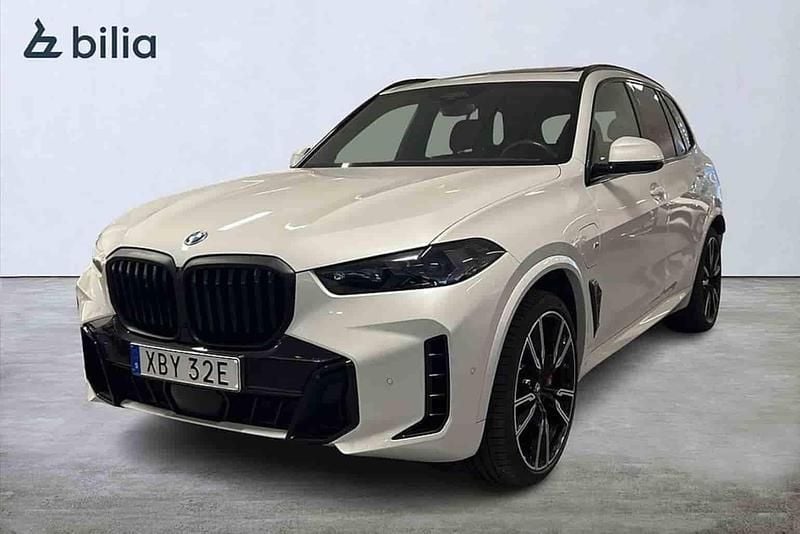 Vit Begagnad 2025 BMW X5 SUV | 929 900 kr (Superpris) - Bild 1/1