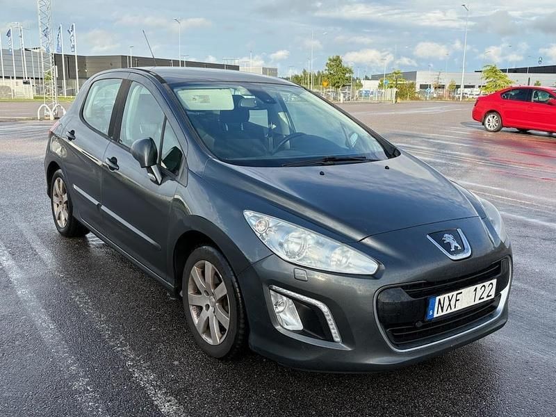 Grå Begagnad 2013 Peugeot 308 Halvkombi | 21 500 kr (Marknadspris) - Bild 1/4