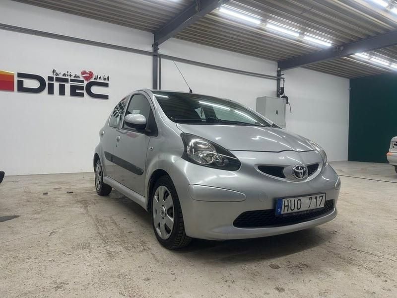 Silver Begagnad 2008 Toyota Aygo Halvkombi | 42 500 kr (Marknadspris) - Bild 1/4